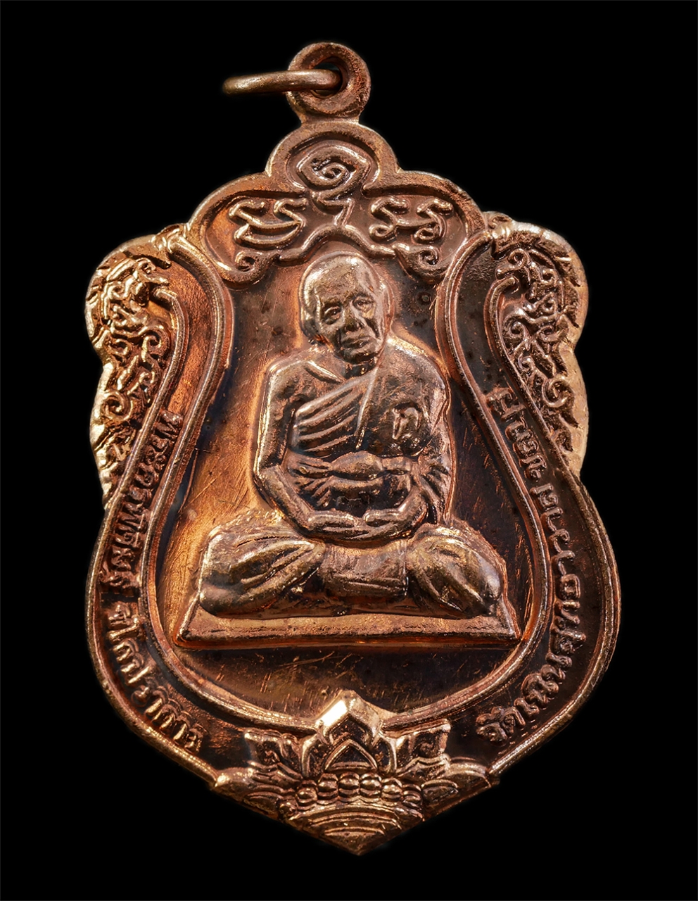 30Jul2025 (304)p.jpg - เหรียญเสมา 8 รอบ หลวงปู่เกลี้ยง วัดเนินสุทธาวาส จ.ชลบุรี ปี2557 หลังหนุมานเชิญธง ที่ระลึกสร้างมหาธาตุเจดีย์ มิ่งโมฬีบูรพา เนื้อทองแดงลงยา พระสวย มวลสา [..] | https://kamulet.in.th